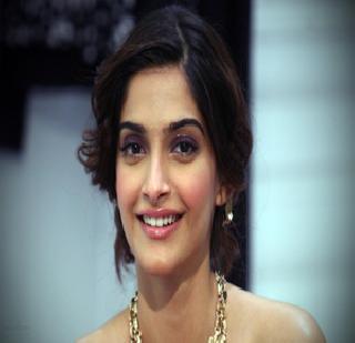 Sonam Kapoor discharges | सोनम कपूरला डिस्चार्ज Sonam Kapoor discharges | सोनम कपूरला डिस्चार्ज