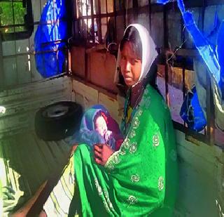 The tribal woman's delivery in the premises of the hospital | रुग्णालयाच्या आवारात आदिवासी महिलेची प्रसूती