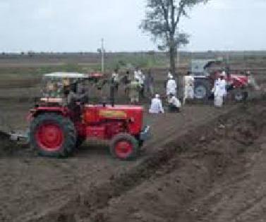 Biliraja is busy with summer paddy cultivation | बळीराजा उन्हाळी भातशेतीच्या कामात व्यस्त Biliraja is busy with summer paddy cultivation | बळीराजा उन्हाळी भातशेतीच्या कामात व्यस्त