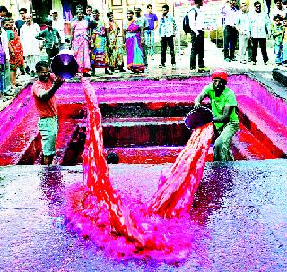 The old Nashik Radi was cleaned up on Tuesday in the backdrop of colorfulness. The work of preparing the color in the stairs and cleaning of the stove will start late in the night. | रंगपंचमीच्या पार्श्वभूमीवर जुन्या नाशकातील रहाडीची साफसफाई मंगळवारी करण्यात आली. ही रहाड स्वच्छ करून त्यामध्ये रंग तयार करण्याचे काम रात्री उशिरापर्यंत सुरू होते. The old Nashik Radi was cleaned up on Tuesday in the backdrop of colorfulness. The work of preparing the color in the stairs and cleaning of the stove will start late in the night. | रंगपंचमीच्या पार्श्वभूमीवर जुन्या नाशकातील रहाडीची साफसफाई मंगळवारी करण्यात आली. ही रहाड स्वच्छ करून त्यामध्ये रंग तयार करण्याचे काम रात्री उशिरापर्यंत सुरू होते.