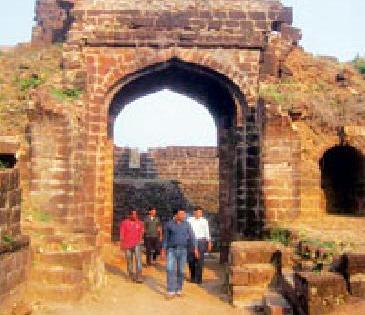 The beautification of the Vairagarh fort was laid | वैरागड किल्ल्याच्या सौंदर्यीकरणाचे काम रखडले The beautification of the Vairagarh fort was laid | वैरागड किल्ल्याच्या सौंदर्यीकरणाचे काम रखडले