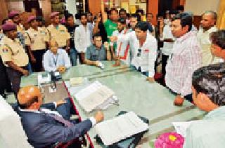 The slogan 'Vice Chancellor' in the university | विद्यापीठात ‘कुलगुरू हटाव’चे नारे The slogan 'Vice Chancellor' in the university | विद्यापीठात ‘कुलगुरू हटाव’चे नारे