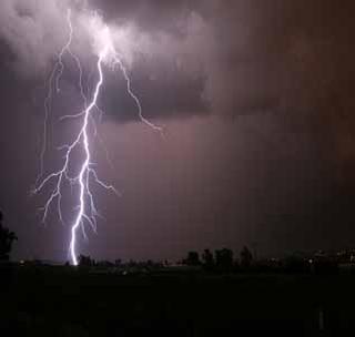 Suddenly rains again | अवकाळी पावसाचा पुन्हा तडाखा