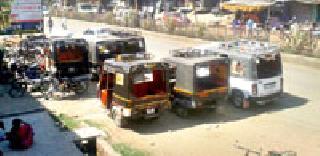Unconditional traffic on the highway | राज्यमार्गावर बेशिस्त वाहतूक Unconditional traffic on the highway | राज्यमार्गावर बेशिस्त वाहतूक