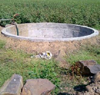 The cemeteries for the assistance of the well | विहिरीच्या अनुदानासाठी पायपीट The cemeteries for the assistance of the well | विहिरीच्या अनुदानासाठी पायपीट