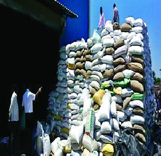 Crores of grains seized | कोट्यवधींचा धान्यसाठा जप्त