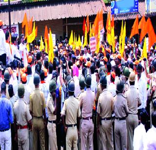Inspector of the police wall protests! | पोलीस तटबंदीत आंदोलनाची घुसमट! Inspector of the police wall protests! | पोलीस तटबंदीत आंदोलनाची घुसमट!