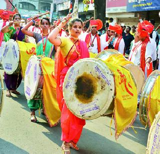 Mumbapuri Dumdumali ..! | मुंबापुरी दुमदुमली..!