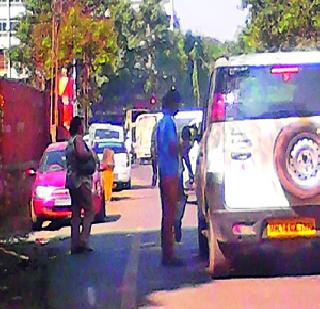 'Shopkeeping' in the name of checkpost | चेकपोस्टच्या नावाखाली ‘दुकानदारी’ 'Shopkeeping' in the name of checkpost | चेकपोस्टच्या नावाखाली ‘दुकानदारी’