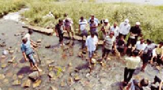 Cleanliness of Irai river from labor | श्रमदानातून इरई नदीची स्वच्छता Cleanliness of Irai river from labor | श्रमदानातून इरई नदीची स्वच्छता