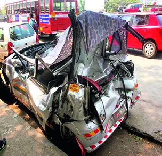 The trailer entered the car, killing one | ट्रेलर कारमध्ये घुसला, एक ठार