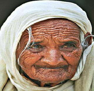 Livelihood of old women in the country! | देशातील वृद्ध महिलांच्या नशिबी अगतिकतेचे जिणे!