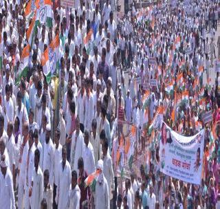 Now fight on the road against land acquisition law | भूसंपादन कायद्याविरोधात आता रस्त्यावर लढाई Now fight on the road against land acquisition law | भूसंपादन कायद्याविरोधात आता रस्त्यावर लढाई