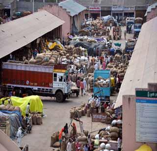 Marketmen commemorate purchase of land by 'ringin' by traders! | बाजार समितीत व्यापा-यांकडून ‘रिंगण’ करून शेतमालाची खरेदी!