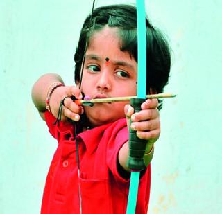 Three years old Shivani's archery records Vikram | तीन वर्षांच्या शिवानीचा तिरंदाजीत विक्रम