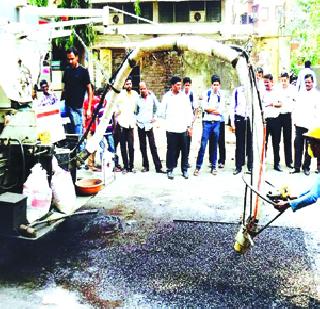 'Pit patcher' will be built on the road | ‘जेट पॅचर ’ बुजविणार रस्त्यावरील खड्डे