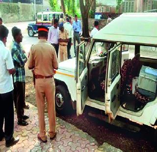 Looted with a cash van of Rs | सव्वा कोटीची रोकड व्हॅनसह लुटली