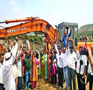 Stop the construction of boundary wall in the river bed | नदीपात्रातील सीमाभिंत पाडण्याचे काम रोखले Stop the construction of boundary wall in the river bed | नदीपात्रातील सीमाभिंत पाडण्याचे काम रोखले