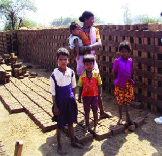 76 percent of the children are out of school | ७६ टक्के मुले शाळाबाह्य