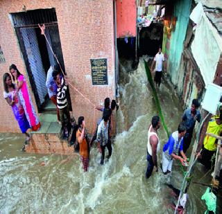 Thane water tank Water conservation on Mumbai | ठाण्यात जलवाहिनी फुटली; मुंबईवर पाणीसंकट Thane water tank Water conservation on Mumbai | ठाण्यात जलवाहिनी फुटली; मुंबईवर पाणीसंकट