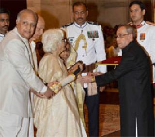 Pt Bharat Ratna posthumously awarded to Malviya | पं. मालवीय यांना मरणोत्तर 'भारतरत्न' प्रदान