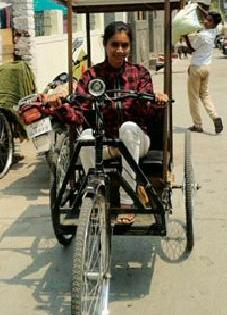 Solar's Three Wheel Cycle Made by Mrunal's Engineering | अभियांत्रिकीच्या मृणालने बनविली ‘सोलर’ची तीनचाकी सायकल