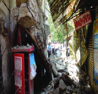 The building on Agas Road collapsed | आगाशी रोडवरील इमारत कोसळली The building on Agas Road collapsed | आगाशी रोडवरील इमारत कोसळली