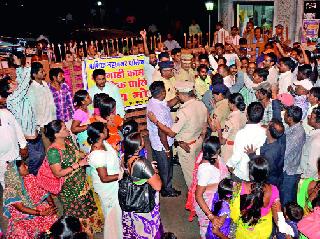 Two hundred and a three hours train driver | दोनशे घंटागाडी कर्मचाऱ्यांवर गुन्हा दाखल Two hundred and a three hours train driver | दोनशे घंटागाडी कर्मचाऱ्यांवर गुन्हा दाखल