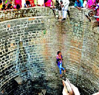 Five laborers die of suffocation in the well | विहिरीत गुदमरून पाच मजुरांचा मृत्यू Five laborers die of suffocation in the well | विहिरीत गुदमरून पाच मजुरांचा मृत्यू
