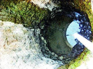Running the administration: The village panchayat's well has emerged | प्रशासनाची धावपळ : ग्रामपंचायतीची विहीर उपसली Running the administration: The village panchayat's well has emerged | प्रशासनाची धावपळ : ग्रामपंचायतीची विहीर उपसली