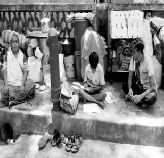 Waiting for the house on the sidewalk. | घराच्या प्रतीक्षेत थाटला फुटपाथवर संसार..