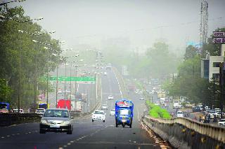 Throughout the day these dust coverings remain | दिवसभर या धूलिकणांची चादर कायम Throughout the day these dust coverings remain | दिवसभर या धूलिकणांची चादर कायम