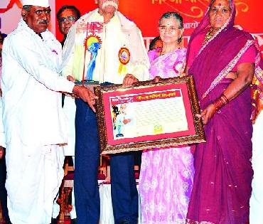 Bhalchandra Nemedi Meena 'Gita Gaurav' award | भालचंद्र नेमाडे यांणा ‘जीवनगौरव’ पुरस्कार Bhalchandra Nemedi Meena 'Gita Gaurav' award | भालचंद्र नेमाडे यांणा ‘जीवनगौरव’ पुरस्कार