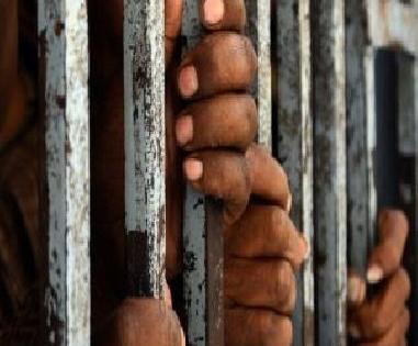 Prisoners only prison guard! | कैद्यांकडेच तुरुंगाची रखवाली! Prisoners only prison guard! | कैद्यांकडेच तुरुंगाची रखवाली!