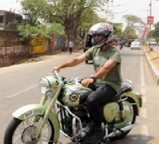 Dhoni gets bicycle rider, traffic police tort | धोनीला बाईक राईड पडली महागात, ट्रॅफिक पोलिसांनी ठोठावला दंड