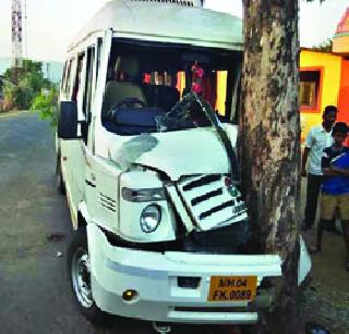 Mini Bus Accident; 19 people injured | मिनी बस अपघात; १९ जण जखमी