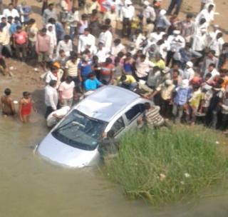 Two killed in car collapse in Purna area | पूर्णेच्या पात्रात कार कोसळून दोन ठार