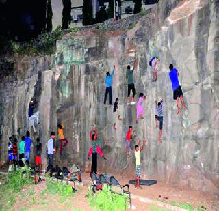 'Cleaning' campaign for rock climbing | ‘रॉक क्लायम्बिंग’साठीखदान ‘क्लीनिंग’ मोहीम