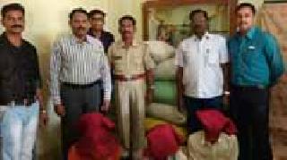 Junket with gang of gangs | धान चोरट्यांची टोळी मुद्देमालासह जेरबंद Junket with gang of gangs | धान चोरट्यांची टोळी मुद्देमालासह जेरबंद