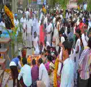 Lots of people to greet | अभिवादनासाठी लोटला जनसागर Lots of people to greet | अभिवादनासाठी लोटला जनसागर