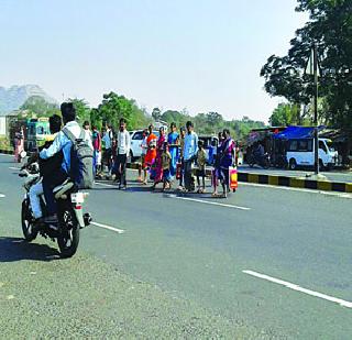 The work of Charoti bridge is going on in Maharashtra | चारोटी पुलाचे काम महाराष्ट्रदिनी सुरू