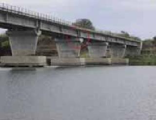 Turning the base pillar down the bridge collapse | आधारस्तंभ वाकल्याने पूल कोसळण्याच्या मार्गावर Turning the base pillar down the bridge collapse | आधारस्तंभ वाकल्याने पूल कोसळण्याच्या मार्गावर