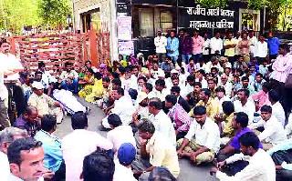 Workers' body on the afternoon of afternoon by workers and relatives directly at the entrance to the municipality | कामगाराचे शव दुपारी कामगार व नातेवाइकांनी थेट महापालिकेच्या प्रवेशद्वारावर