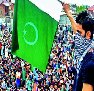 Kashmiris smile due to the Pakistani flag! | पाकिस्तानी ध्वजामुळे काश्मीर धुमसले!