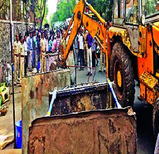 Ultimately hammer on encroachments | अतिक्रमणांवर अखेर हातोडा