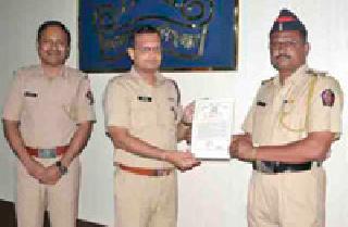 SP proud of Police | एसपींनी केला वरोरा पोलिसांचा गौरव SP proud of Police | एसपींनी केला वरोरा पोलिसांचा गौरव