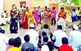 Voting for the stomach is the 'claim' of the vote! | पोटासाठीची भटकंती हिरावते मतदानाचा ‘हक्क’! Voting for the stomach is the 'claim' of the vote! | पोटासाठीची भटकंती हिरावते मतदानाचा ‘हक्क’!