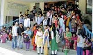 Students of BEd were confused due to second question paper | दुसऱ्या प्रश्नपत्रिकेमुळे बीएडचे विद्यार्थी गोंधळले Students of BEd were confused due to second question paper | दुसऱ्या प्रश्नपत्रिकेमुळे बीएडचे विद्यार्थी गोंधळले