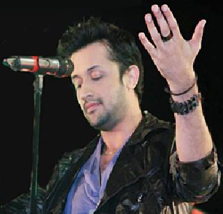 Pakistani singer Atif Aslam cancels show after Shiv Sena crackdown | शिवसेनेच्या तंबीनंतर पाकिस्तानी गायक आतिफ अस्लमचा शो रद्द