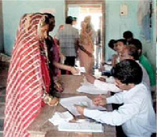 66 percent polling in eight gram panchayat fate: Gondia's percentage is rising till late | आठ ग्रा.पं.त ६६ टक्के मतदाननागऱ्यात गडबड : गोंदियाची टक्केवारी उशिरापर्यंत गुलदस्त्यात 66 percent polling in eight gram panchayat fate: Gondia's percentage is rising till late | आठ ग्रा.पं.त ६६ टक्के मतदाननागऱ्यात गडबड : गोंदियाची टक्केवारी उशिरापर्यंत गुलदस्त्यात
